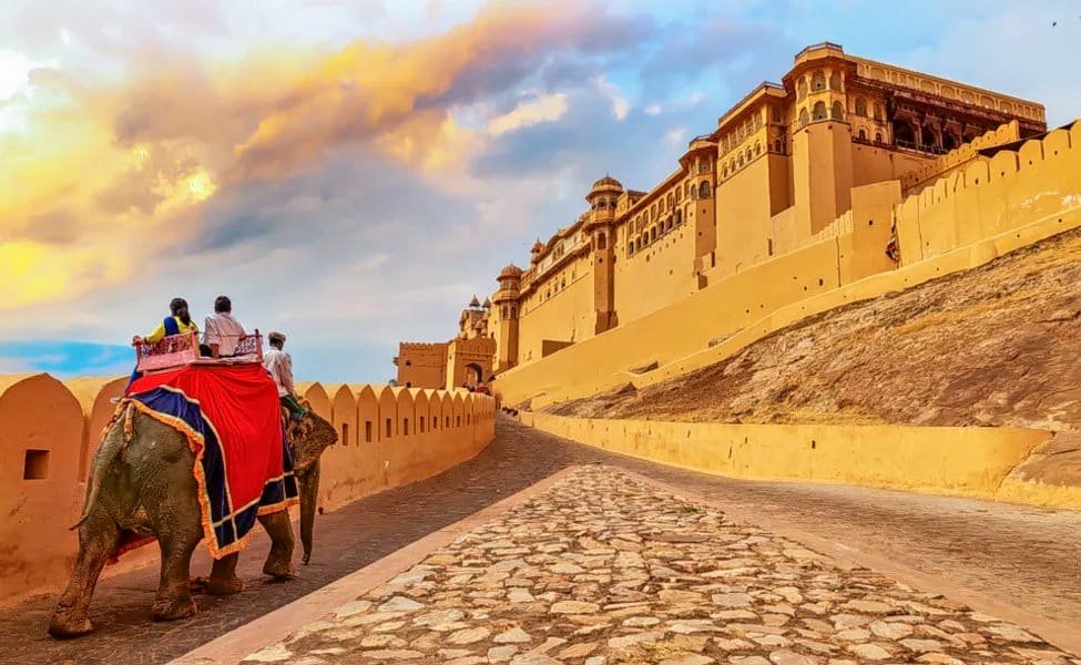 Rajasthan Jaisalmer Fort, Sonar Qila Rajasthan, is home to many tourist attractions and traces its inception to the 12th century. Choose an exciting Rajasthan tour package with us today. The place houses shops and havelis. It is famous for its historical forts, arts and culture.